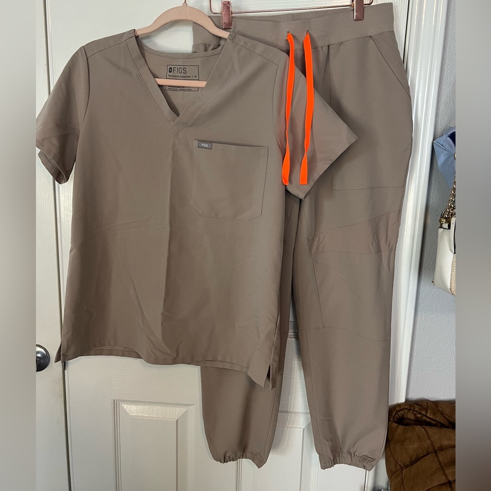 FIGS Jogger Scrubs Set
